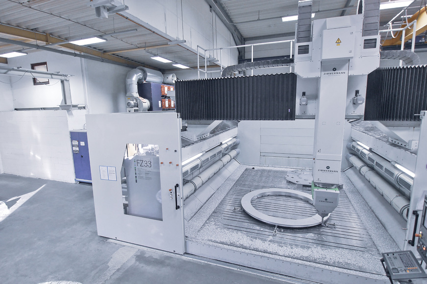 Absaugung einer Portalfräsmaschine mittels Elektrofilter Elofil-MS von ILT und Emissionseindämmung durch Sperrluft, wodurch die Maschine musste nicht eingehaust werden musste. Die Sperrlufteindüsung (unten links und rechts) bewirkt eine wirksame Eindämmung.