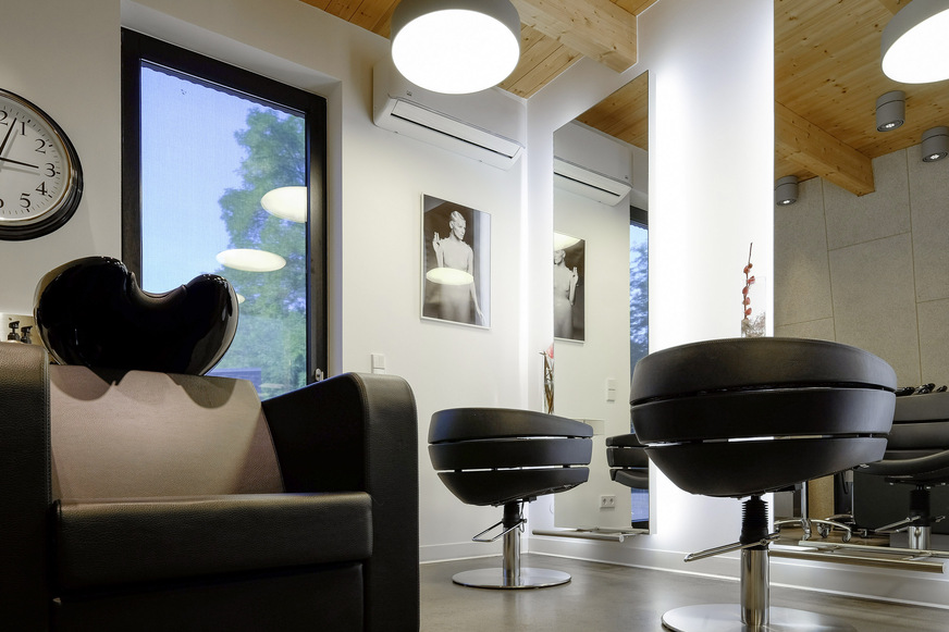 Die Bedienungsplätze im Friseursalon kommen in den Genuss der frischen Brise.