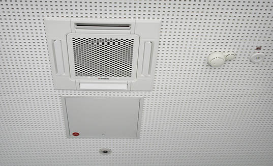 Mit den 40 verbauten FDTC Euroraster-Deckenkassetten mit Paneelen in Wabenform werden hauptsächlich die kleineren Büros klimatisiert.