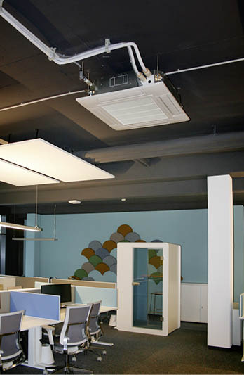Großraumbüro mit Deckenkassetten