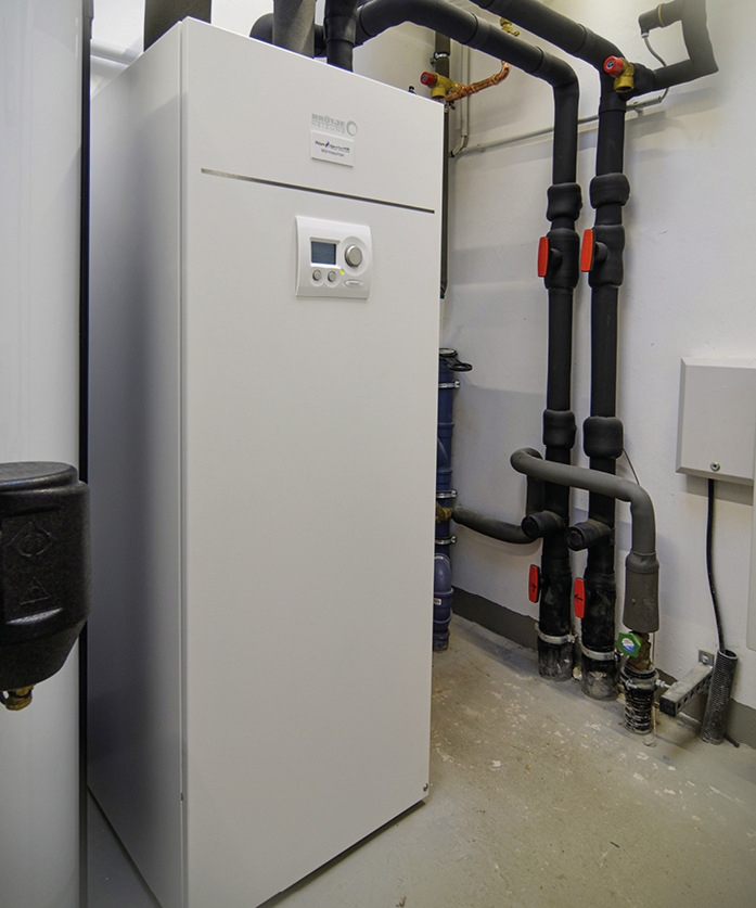 Die Wärmepumpe BSW NEO 20 von Brötje wurde im Technikraum des Gebäudes installiert.