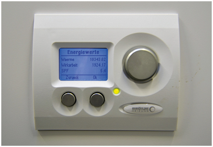 Das Bedienelement der Wärmepumpe zeigt übersichtlich alle wichtigen Betriebszustände.