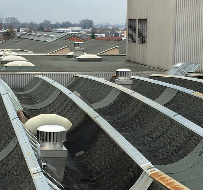 Bild 5:&nbsp;Hybridventilator EcoPower 600 mit Jalousieklappe in der Fensteröffnung eines Shed-Dachs.