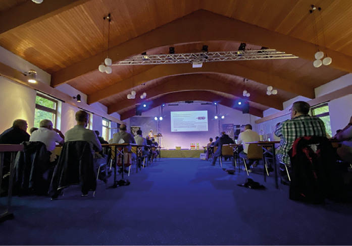 Bild 3: Mit 18 Vorträgen war das Programm ganz schön anstrengend. Die Kälten wurden dafür an den Abenden mit einem Mega-Grillen, Partyfeeling und diversen Biersorten belohnt, die sie selbst aus ganz Deutshcland mitgebracht haben.