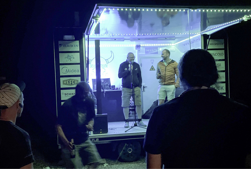 Bild 4: Abends treffen sich die Kälten am PINK-Nachwuchsanhänger.