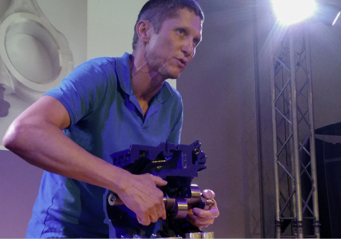 Bild 7: Kälte zum Anfassen 3: Dalibor Sandor von Bock hat einen halben Verdichter im Gepäck