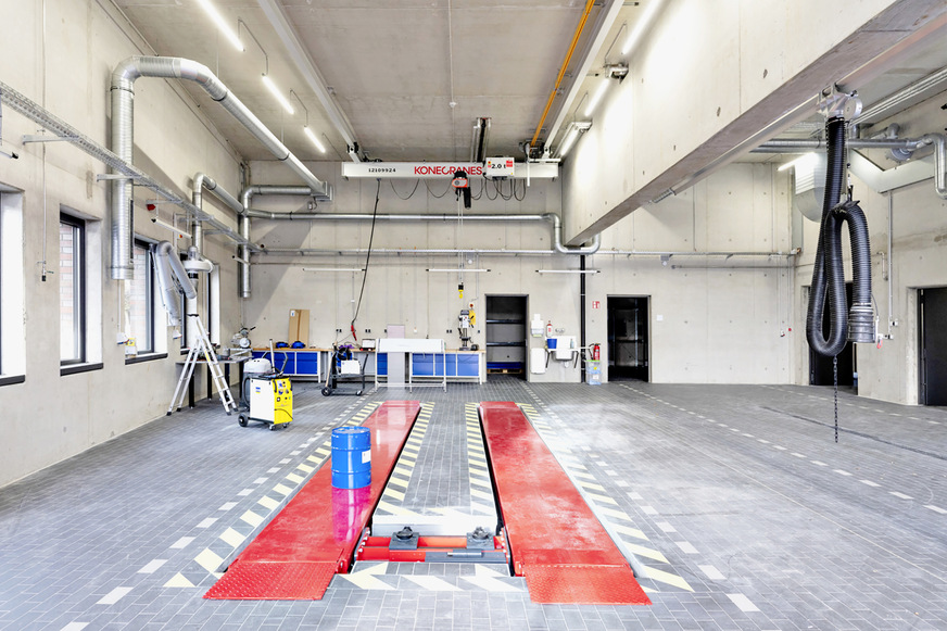 Werkstattbereich für&nbsp;Großfahrzeuge der Feuerwache mit ­Abgas­absaugungen.