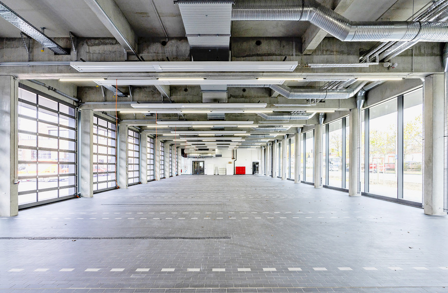 Fahrzeughalle mit dezentraler Fahrzeughallenabluft.