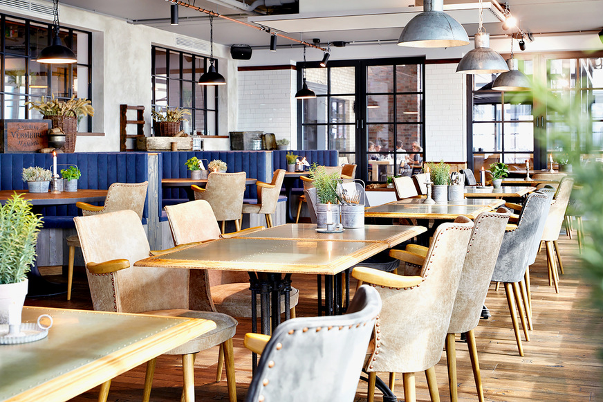 Im Restaurant „Landgang“ wurde das aktive Akustiksegelsystem Indusail Plus Quadro integriert: Ein Akustikpaneel mit Umluftkühleinheit sorgt für das nötige Wohlfühlklima und unterstützt die Beleuchtung.