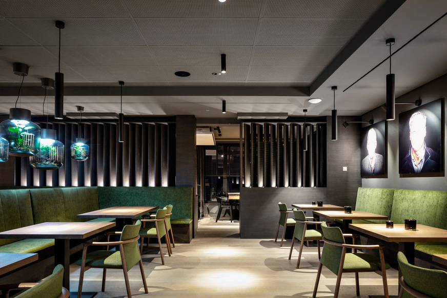 Das Restaurant „Schnüsch“ lädt zum Fine Dining ein. Hier wurde der schmale Schlitzdurchlass Indul elegant integriert.