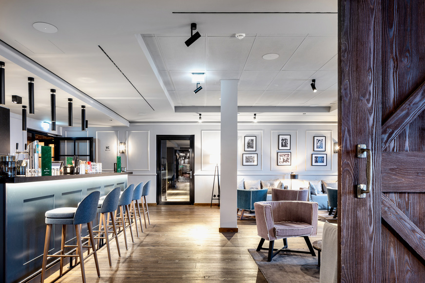 Im feinen Ambiente der „De Baar“ ist der Schlitzdurch­lass Indul API18 diskret in der Gipskartondecke integriert.