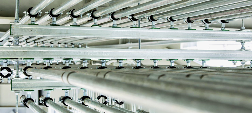 Bild 5: Vorteile von Schienensystemen gegenüber der Einzelmontage sind vor allem die schnellere Befestigung der Rohre, weniger Bohr- und Verankerungsarbeiten und mehr Flexibilität.