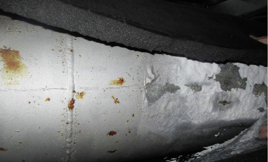 Nach Entfernen der Dämmung zeigten sich erhebliche Schäden am Korrosionsschutz der Leitung: Es war bereits zu Schichtablösungen und lokaler Rostbildung gekommen.