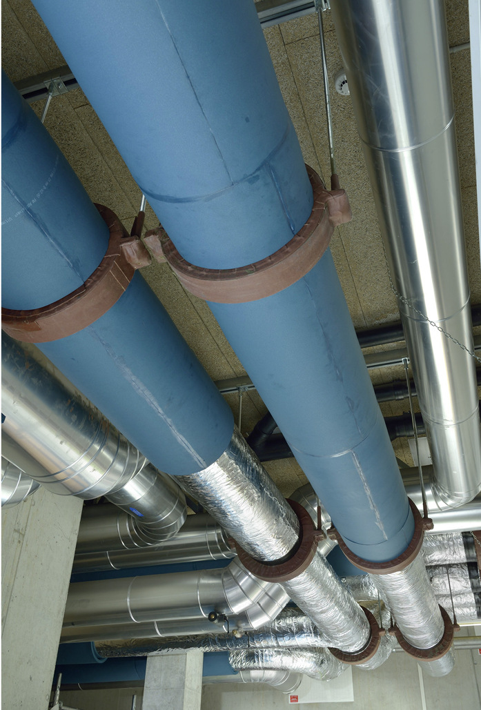 Nach dem Auftragen des Korrosionsschutzes und einer Dampfsperre aus Aluminum-Folie konnte die Dämmung installiert werden.