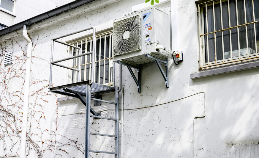 Die Wahl des Außengeräts fiel auf die platzsparende Luft-Luft-Wärmpumpe Daikin Mini VRV IV Compact.