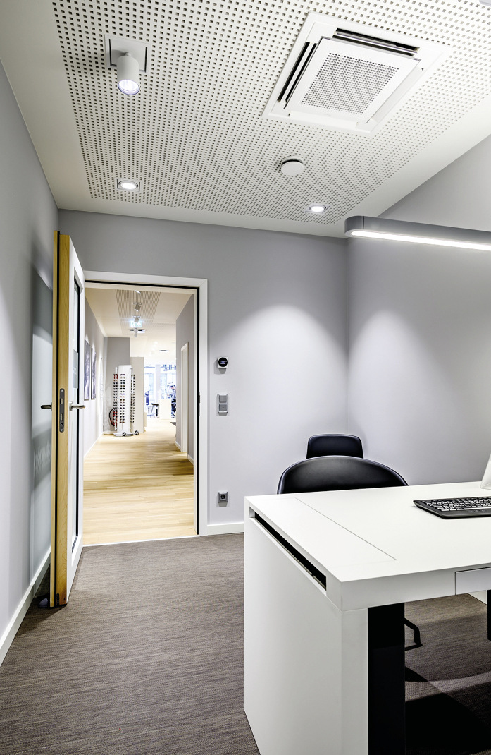 Um den Geräuschpegel für die Durchführung von Hörtests zu reduzieren, kann das Lüftungssystem im Hörstudio individuell abgeschaltet werden: Innerhalb von 60 Sekunden kann die motorgetriebene Zuluft- sowie Abluftklappe zugefahren werden. Sobald der Hörtest beendet ist, werden beide Motorklappen wieder aufgefahren.