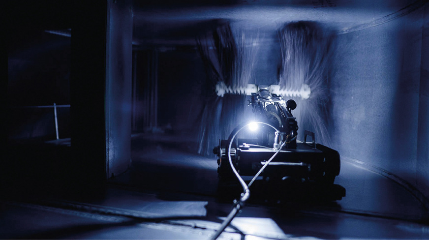 Lüftungsreinigungsgerät in Aktion: Hier werden die Oberflächen mit einer rotierenden Bürste von Verunreinigungen befreit.