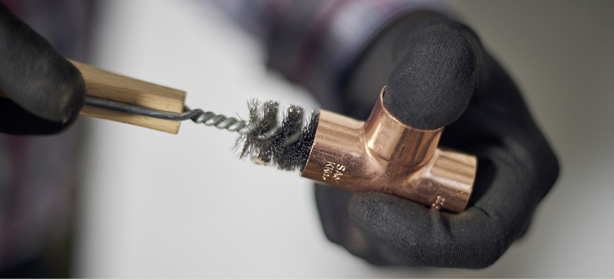 Die Installation der RefHP-Fittings in den wesentlichen Schritten: ­1. Die Enden der Fittings werden gereinigt.