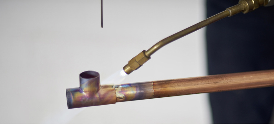 3. Mit Silberhartlot wird der Fitting mit dem Rohr verbunden.