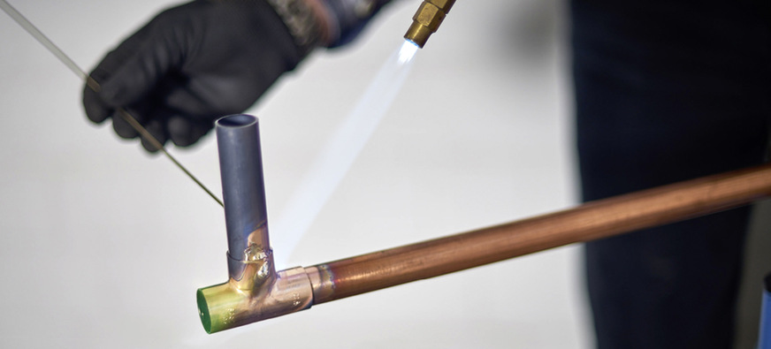 4. Je nach Ansatz muss das Silberhartlot gleichmäßig aufgetragen und verarbeitet werden.