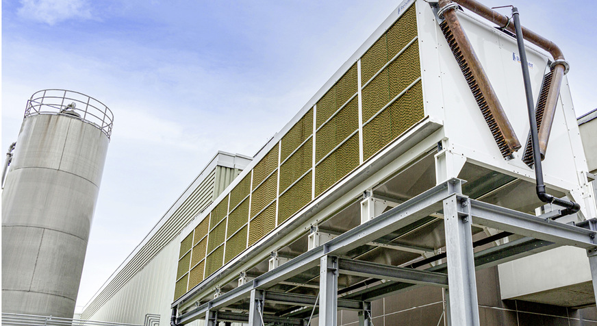 Das Besondere an der Lösung ist das geschlossene System, bei dem ein V-förmiger, selbstentleerender Freikühler verbaut ist.