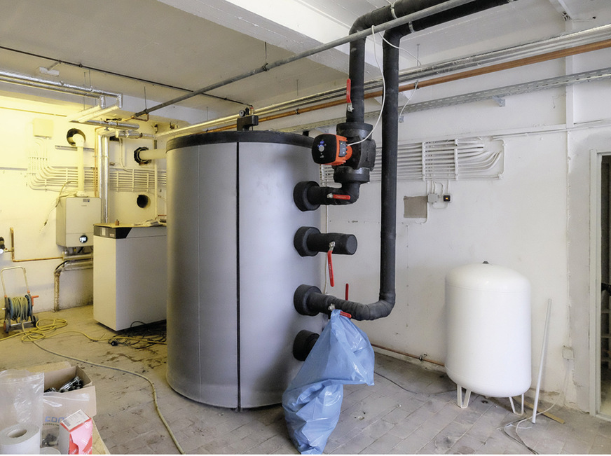 Blick in den Technikraum während der Bauphase: Gas-Brennwertgerät (ganz links), Pufferspeicher als Weiche sowie Verteiler.