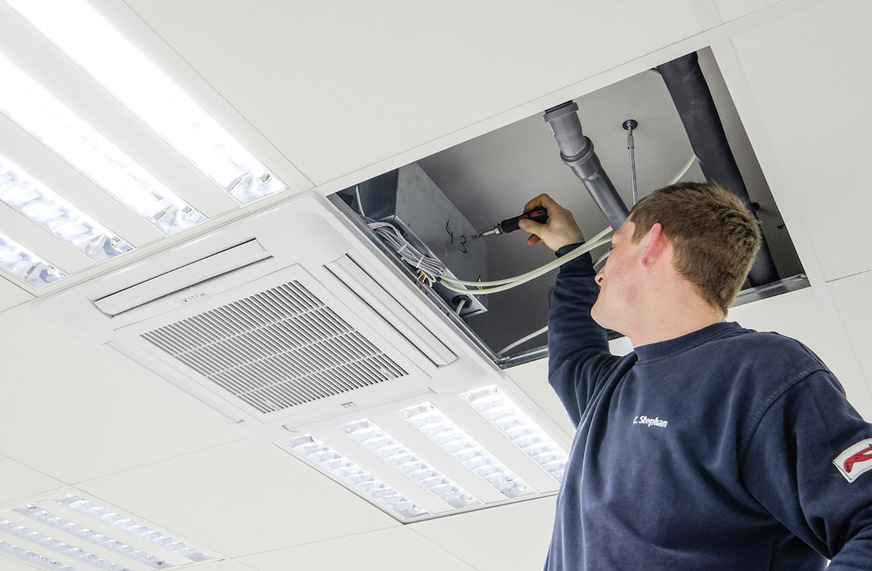 Letzte Handgriffe: Bei der Inbetriebnahme der Deckenkassetten prüfte der Monteur des installierenden Unternehmens Nolte u. a. die Einstellwerte auf den Platinen.