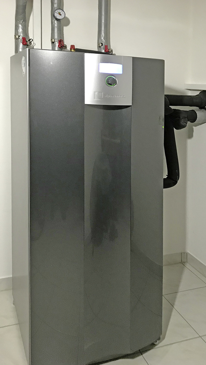 Die drehzahlgeregelte Wärmepumpe SWCV 62K3 von alpha innotec produziert Wärme exakt nach Bedarf und dadurch besonders energieeffizient.