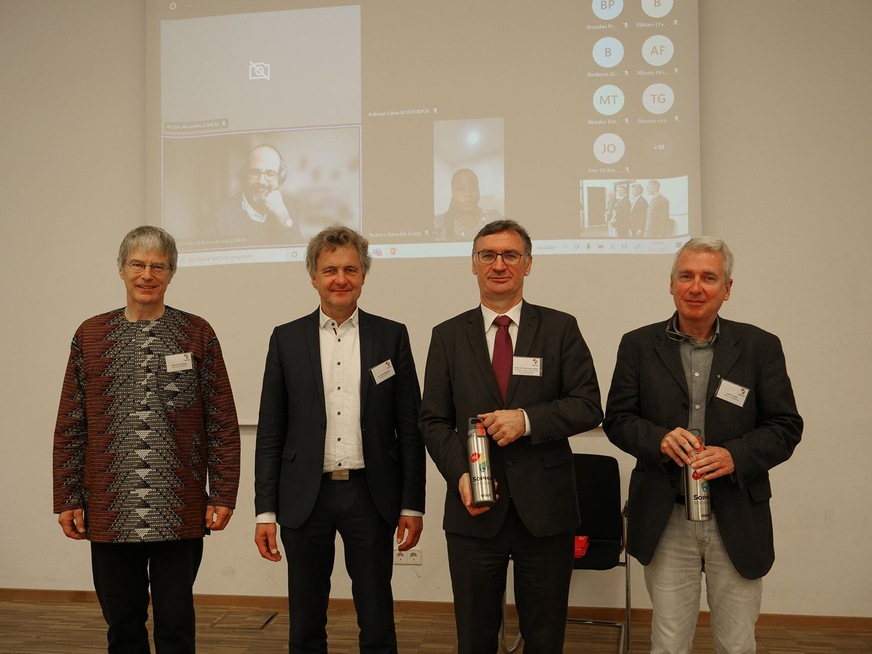 Start des internationalen Forschungsprojekts SophiA an der HKA mit zugeschalteten Projektpartnern (v. l.): Prof. Dr.-Ing. habil. Michael Kauffeld, Oberbürgermeister Dr. Frank Mentrup, Prorektor Prof. Dr.-Ing. Franz Quint, Prof. Dr.-Ing. Jan Hoinkis.