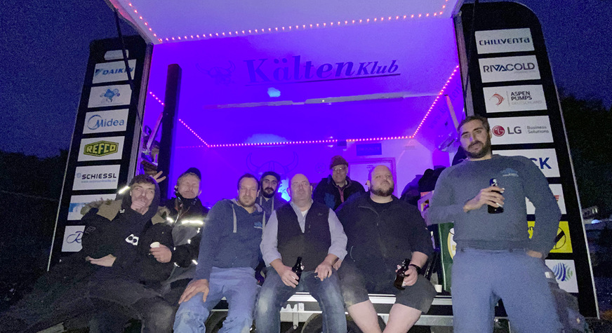 Feierabend. Mit Bier und guten Gesprächen versuchen wir, die Eindrücke zu verarbeiten.