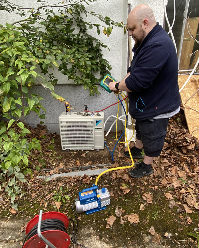 Oli werkelt routiniert am Außengerät