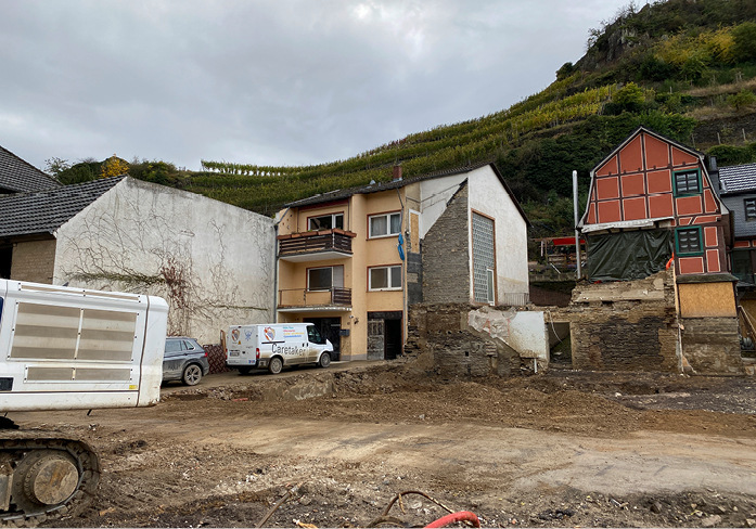 Oben wohnt noch jemand. Dort kam eine Anlage rein. Im Vordergrund: Dort stand mal ein Haus. Einfach weg...