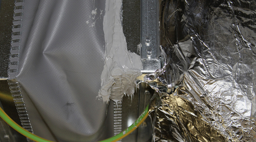 Bis zu einem Durchmesser von 15 mm werden Spalten, Ritzen und Bohrungen sukzessive mit Dichtstoff verschlossen, ohne dass sie vorher lokalisiert werden müssen.