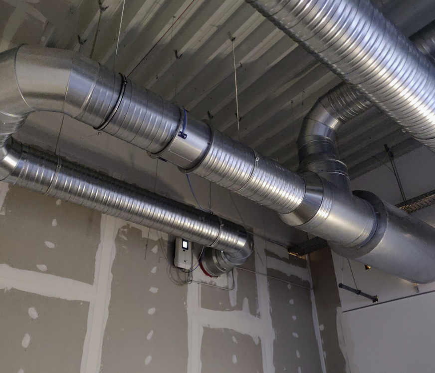 Bild 2: Luftenergiezähler-Messstrecke mit Zähler (hinten).