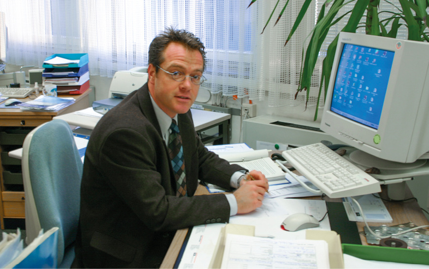 Lang, lang ist‘s her. Man beachte die gefühlt 50 kg schweren Monitore dieser Zeit.