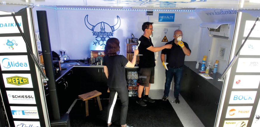 Mit Mundschutz, Schutzbrille und Handschuhen bewaffnet, reinigt Ralf Kauke (rechts) das Innengerät im PINK-Anhänger. Der Rehfeld in der Mitte darf sein Mikro halten und unsere Anzeigendame Monika Müller (links) ist das Kamerakind.