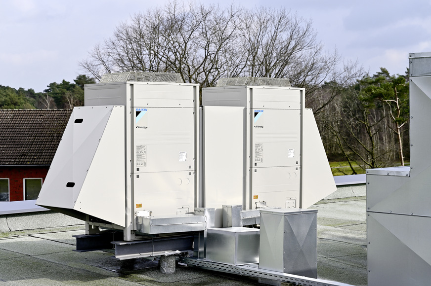 Die Wärmepumpen sind auf dem Dach des Gebäudes installiert.