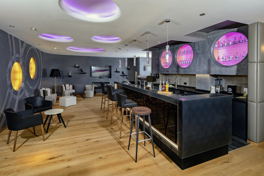 Unter anderem kann auch ein vollausgestatteter Barbereich für den optimalen Hotelbetrieb besichtigt und ausprobiert werden.