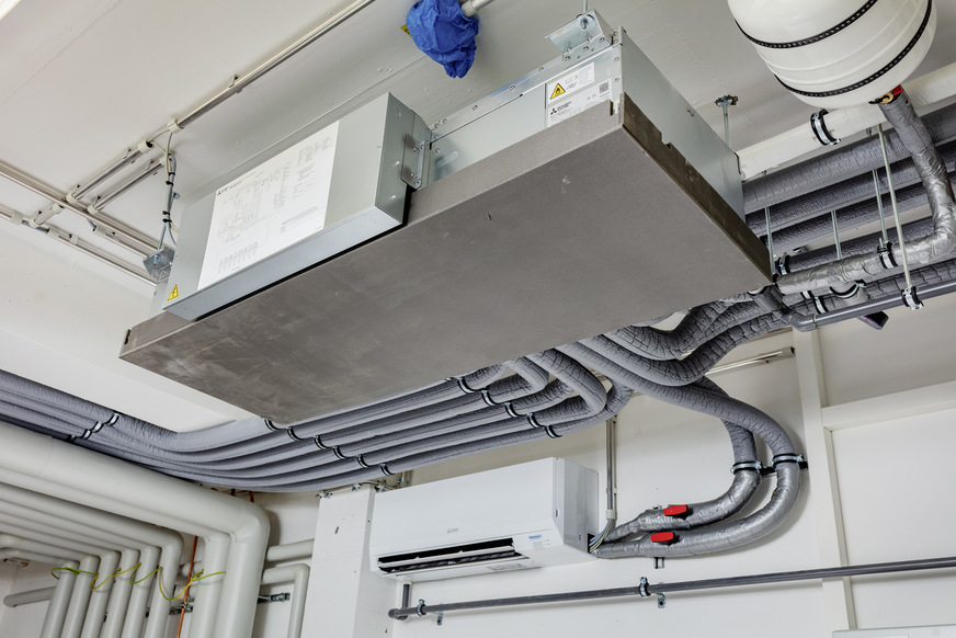 Das Kältemittel zirkuliert nur zwischen dem Außengerät und dem Hybrid BC-Controller (Verteilereinheit), der in einem Technikraum untergebracht ist.