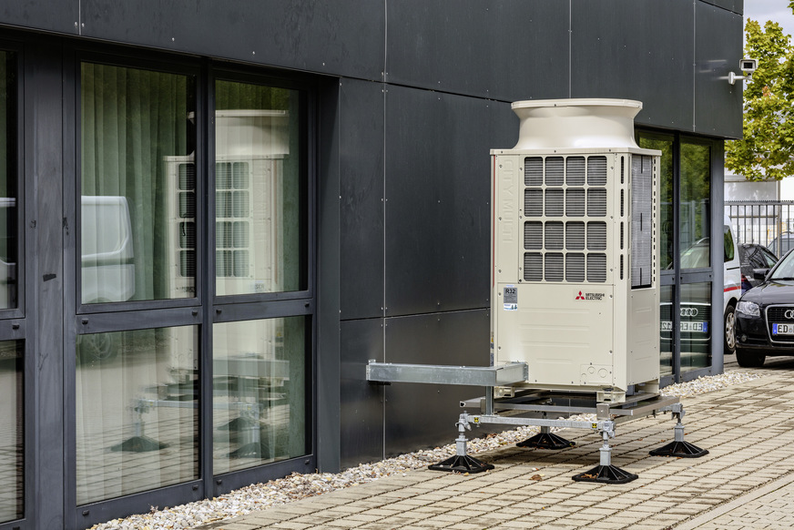 Im Hotel-Kompetenz-Zentrum wird eine voll funktionsfähige luftgekühlte Außeneinheit mit 22,4 kW Kühl- und 25 kW Heizleistung gezeigt.