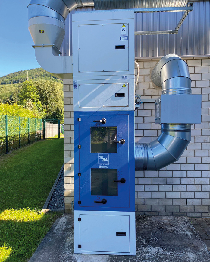 Um an den einzelnen Arbeitsplätzen mehr Platz zu schaffen, wurde die Filteranlage außen am Gebäude der Ausbildungswerkstatt aufgestellt. Gereinigte Luft wird wieder in die Werkstatt zurückgeführt.