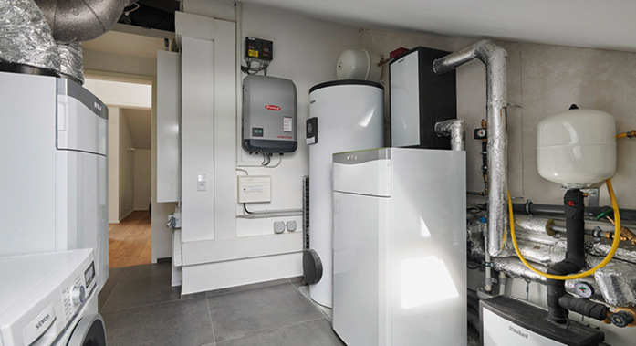 Bei der Planung einer Luft/Wasser-Wärmepumpenanlage sollte direkt zu Beginn sinnvolle Peripherie berücksichtigt werden. Dazu zählen Photovoltaikmodule und ein Batteriespeicher.