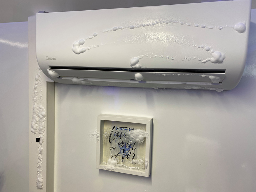 Endreinigung, bevor der Kältenkopf-Aufkleber das Innengerät verschönert.