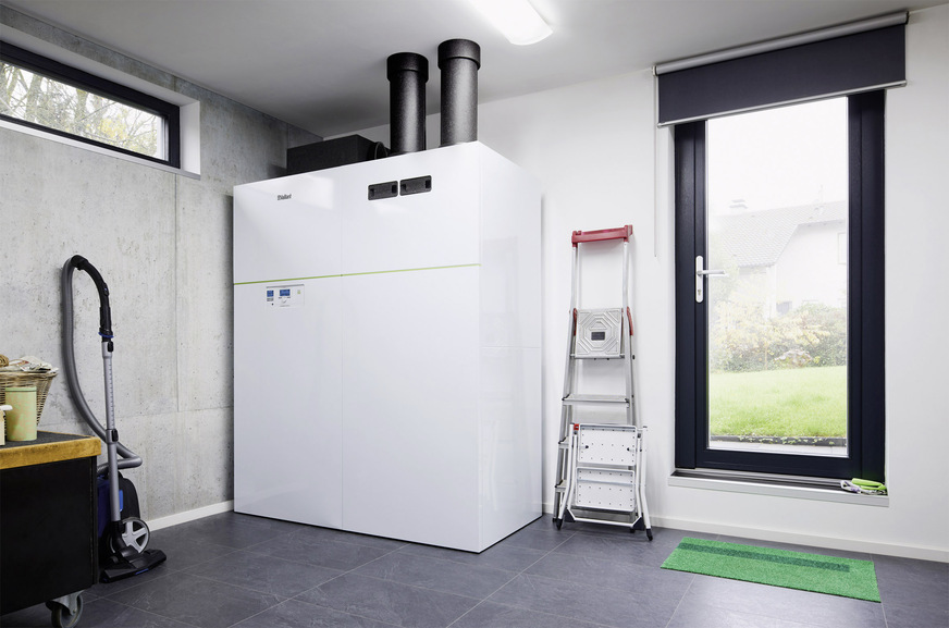 Die komplett innen aufgestellte Wärmepumpe ist – insbesondere wenn die weitere Haustechnik wie Warmwasserspeicher und zentrale Wohnraumlüftung im gemeinsamen Gehäuse untergebracht sind – schnell und kostengünstig installiert.