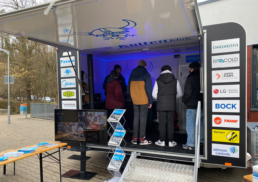 Den interessierten Schülern wird im Anhänger die Technik live gezeigt.