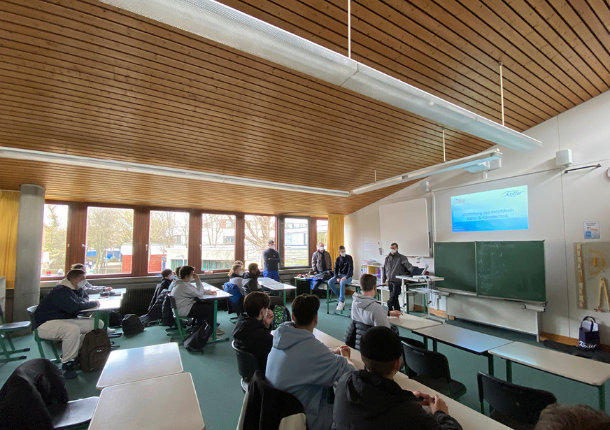 Zuerst gibt es einen aufklärenden Vortrag, dann geht es in den Anhänger.