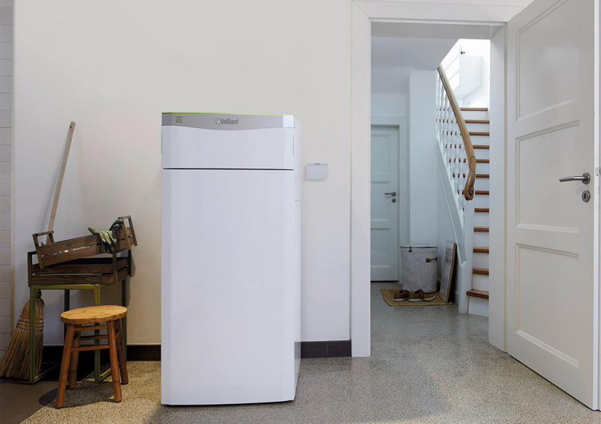 Das Monoblockgerät mit dem Kältekreis im Innengerät schafft die Möglichkeit, Sole in den Verbindungsleitungen zur Außeneinheit einzusetzen. Das verhindert Wärmeverluste und gewährleistet Frostsicherheit.