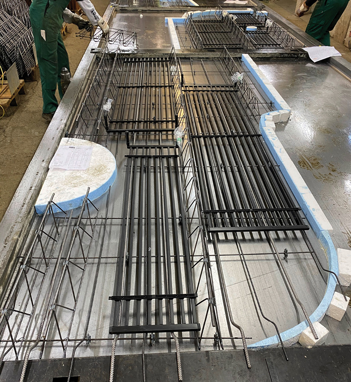 Einbau der Register aquatherm black system auf der unteren Bewehrungslage der ­Elementdecken.