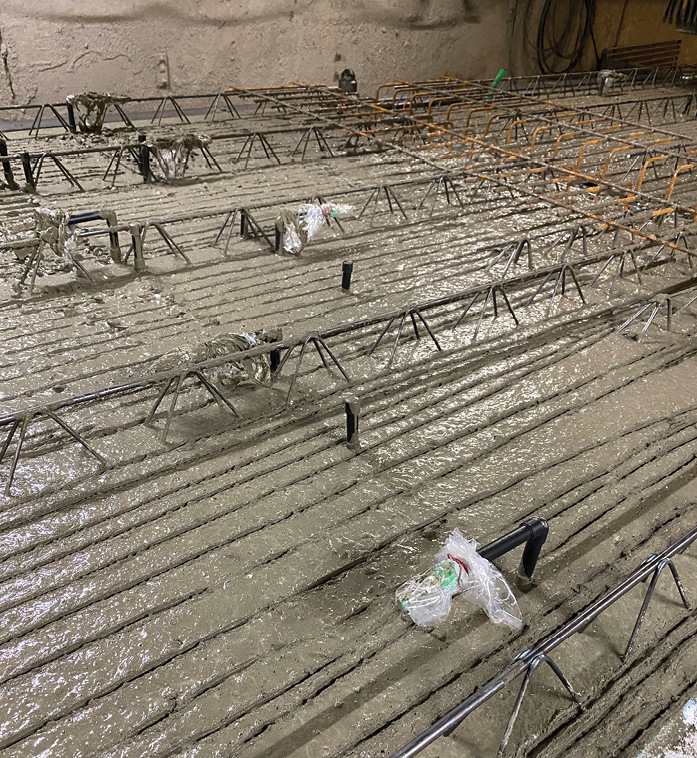 Nach dem Betonieren der ­Elementdecken sind die Heiz-/Kühlregister vor ­Baustellenbeschädigungen geschützt.