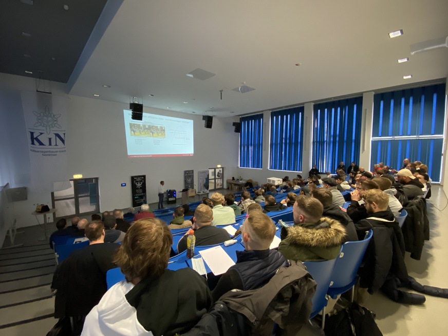 Der Raum war einfach zu groß. Trotz der 120 Personen sah es leer aus. Ja, auch wir haben uns getäuscht ;-)